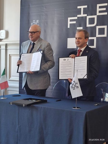 Il Presidente Maggi e Dvorkovic mostrano i documenti firmati