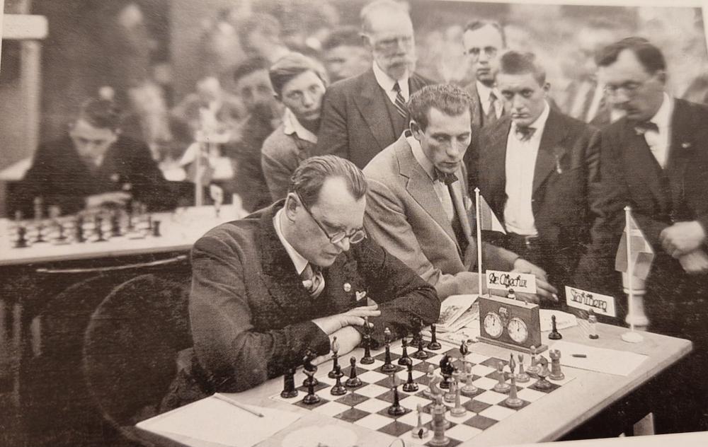 Alexander Alekhine gioca per la Francia alle Olimpiadi del 1931