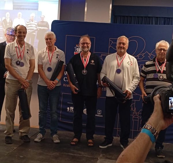 Ivano Ceschia, oro in quinta scacchiera, con gli altri vincitori di scacchiera