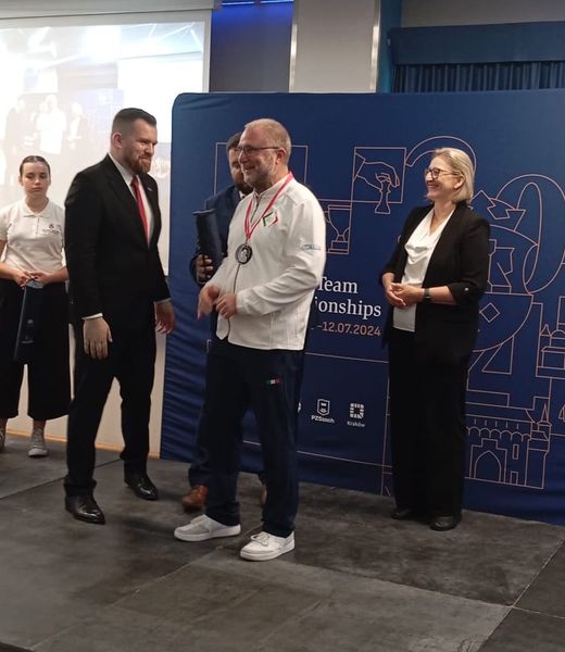 La premiazione di Michele Godena, oro in seconda scacchiera
