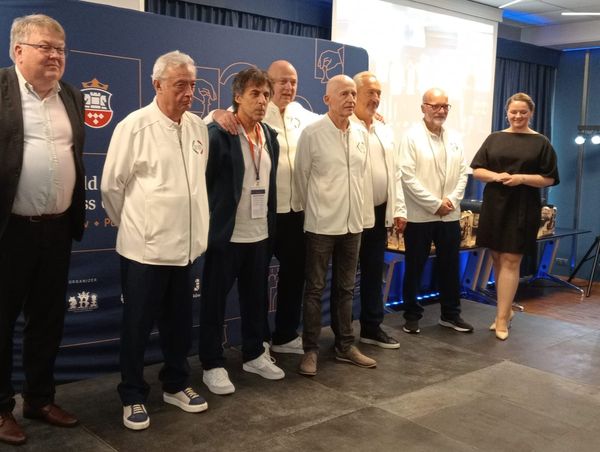 La formazione over 65, insieme all'accompagnatore Maurizio Caposciutti