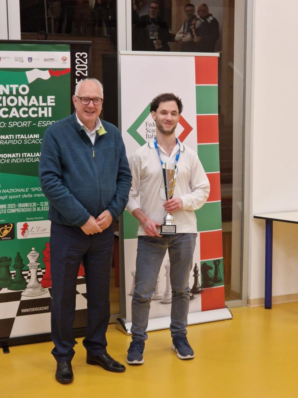 Il Presidente Luigi Maggi con Valerio Carnicelli Campionati italiani ''gioco rapido'' e on line: vincitori e podi di tutti e cinque i tornei