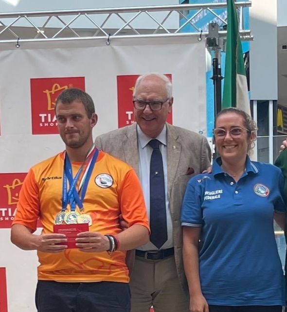 Varvaglione e Nazarova con il Presidente della FSI Luigi Maggi Varvaglione campione italiano sordi, tra le donne prevale Nazarova