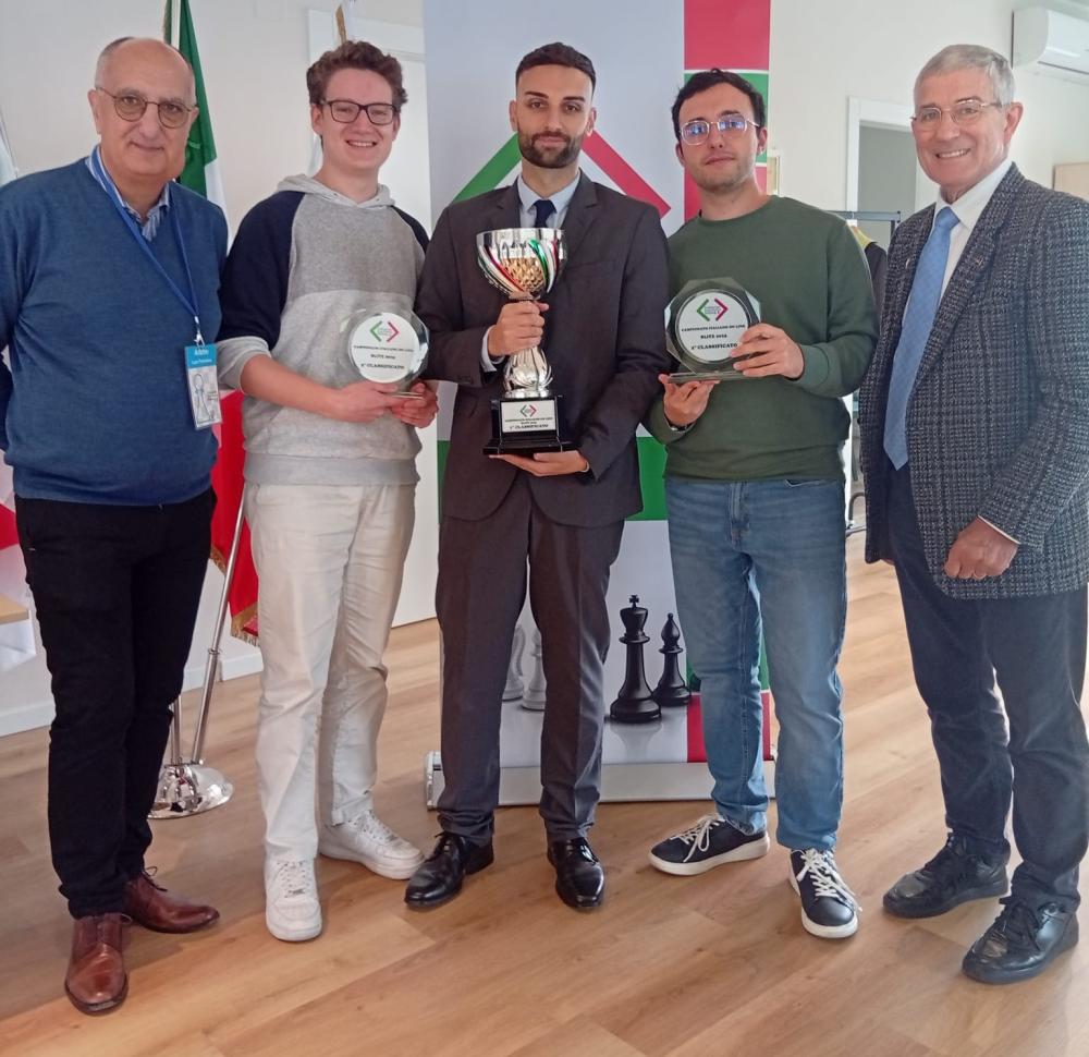 Il podio Blitz. Da sinistra Lupo, Quentin Haller (terzo), Giuseppe Lettieri (primo), Luca Varriale (secondo) e il consigliere federale FSI Tino Testolina