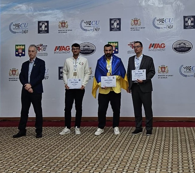 Lodici sul podio della quarta scacchiera con il primo classificato, l'ucraino Igor Kovalenko, e il terzo, il greco Dimitrios Mastrovasilis.