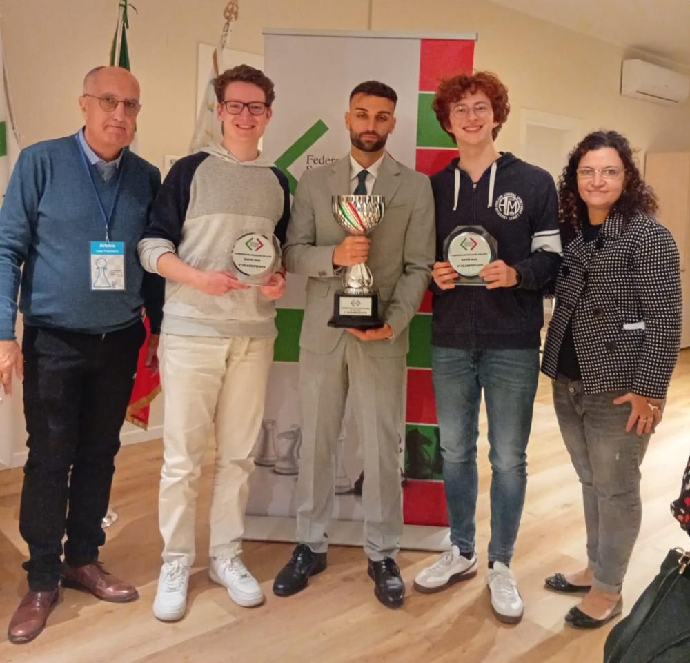 Il podio Rapid: da sinistra il repsonsabile FSI per il gioco on line, Francesco Lupo, poi Quentin Haller (terzo), Giuseppe Lettieri (primo), William Pecci (secondo) e la vicepresidente FSI Veronika Goi