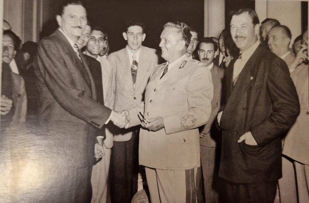 Il maresciallo Tito con i giocatori Usa Israel Horowitz e Herman Steiner alle Olimpiadi di Dubrovnik nel 1950