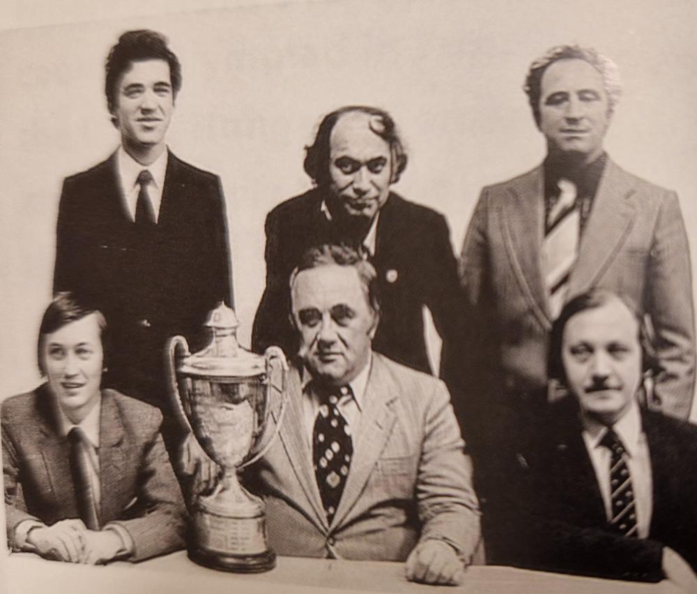 La squadra sovietica vincitrice a Malta nel 1980: in piedi Kasparov, Tal e Polugaevsky; seduti Karpov, Geller e Balashov;