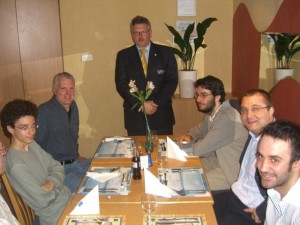 la cena dopo il   turno con un decisamente orgoglioso capitano 