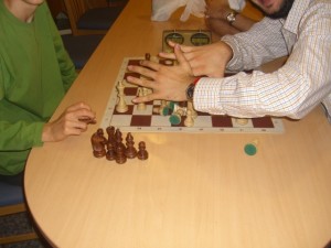 sabino cerca di impedirmi di immortalare lo scacco matto appena subito