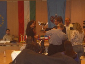 viene premiata la squadra vincitrice della mitropa cup femminile ungheria